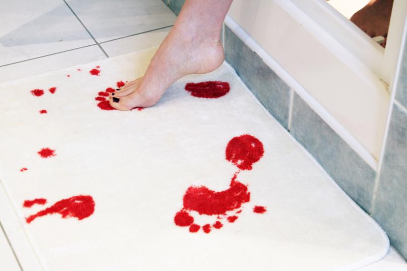 Blutige Badezimmer Fussmatte - benutzt
