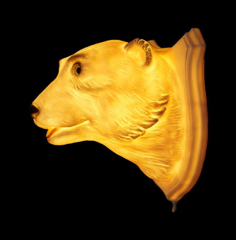 isbär - Wandleuchte in Form einer Jagdtrophäe / seite leuchtend